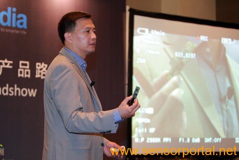 《国际电子商情》深迪总裁邹波先生正介绍深迪传感器产品